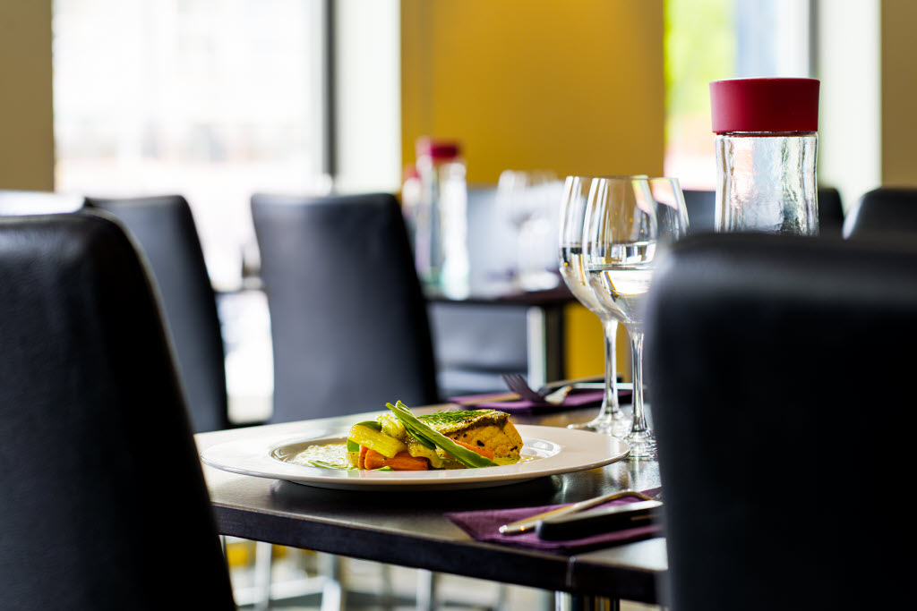 Copyright: : Jimmy Eriksson AB, Kocksgatan 17K, 116 24 Stockholm, 070-373 44 29, info@jimmyeriksson.se Scandic-Alvik-Interior-restaurant-lunch-food-plate.jpg
